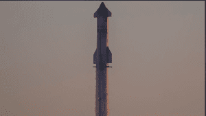 Starship vs Saturn V showing SpaceX’s futuristic rocket beside NASA’s historic Moon rocket, highlighting evolution in space technology and design